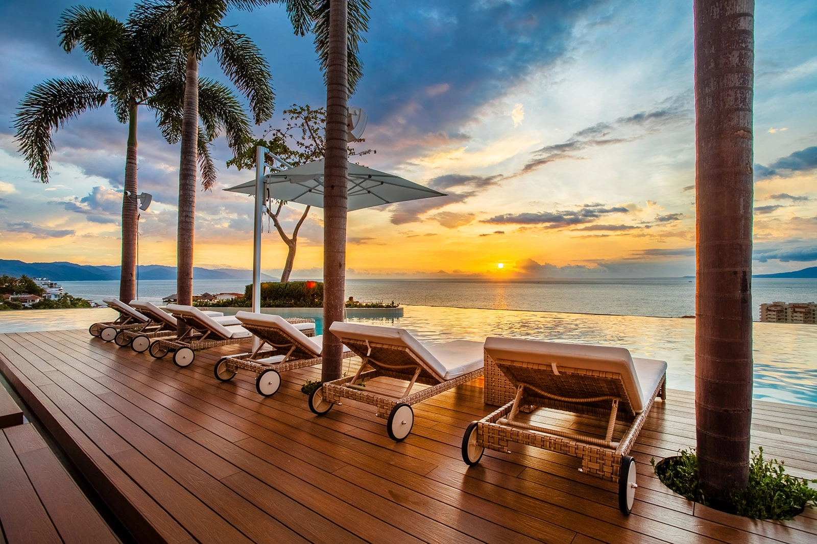 Camastros en Atardecer