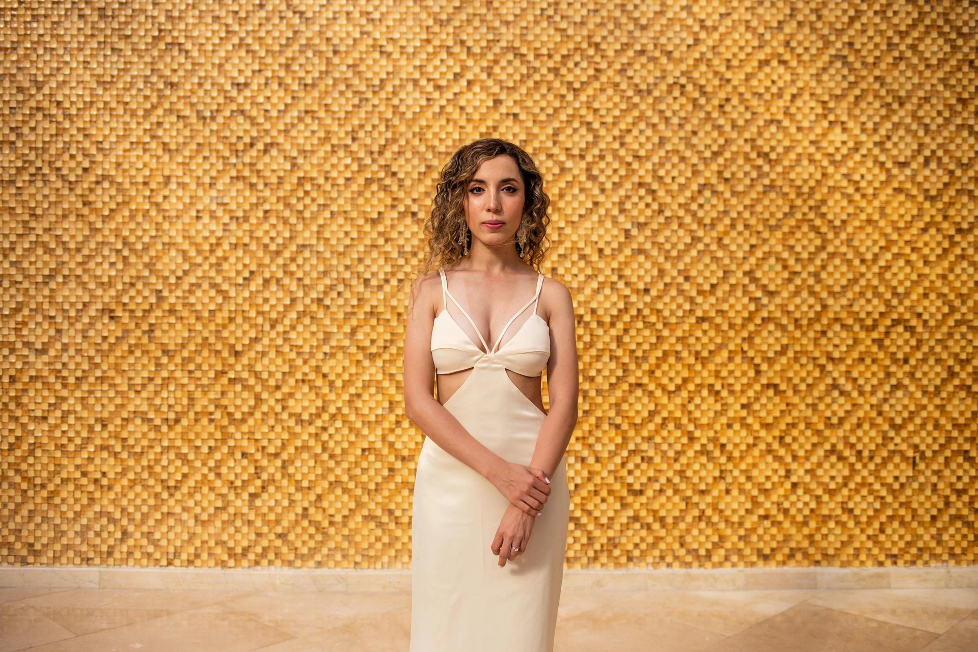 Mujer con Vestido Blanco