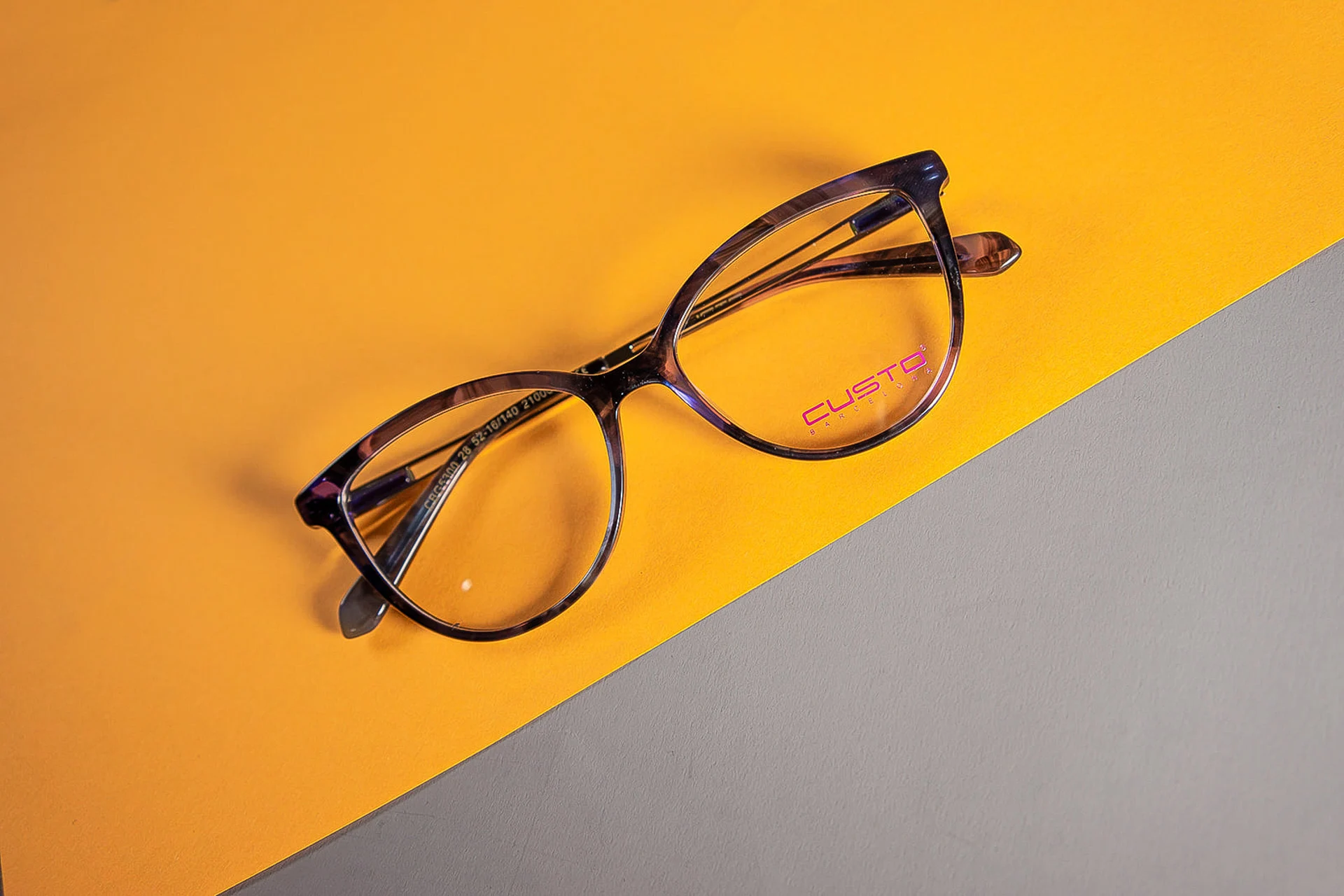 Lentes con Fondo Amarillo y Gris